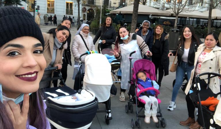 paseo-madre-sin-hogar-santa-barbara-caritas-madrid