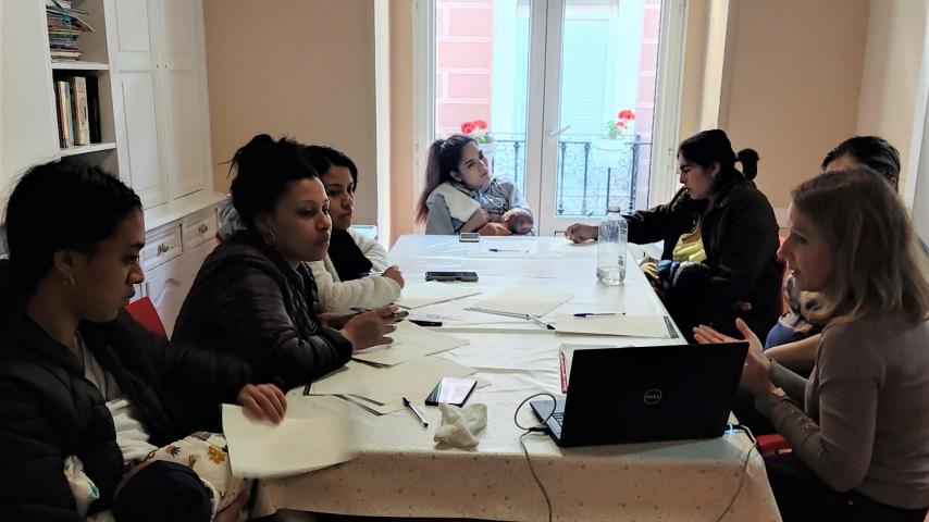 economia-domestica-para-madres-en-hogar-santa-barbara-caritas-madrid_3